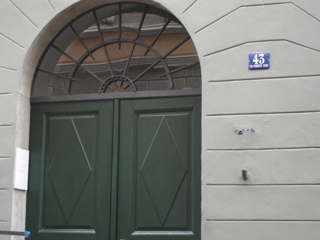 B&B Crispi Trieszt Kültér fotó